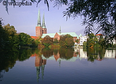 Der Dom zu L�beck von S�den aus betrachtet  -   F�r eine gr��ere Darstellung bitte auf das Bild klicken.