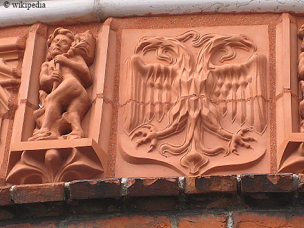 Holstentor L�beck - erneuerte Terrakottaplatte an der Au�enfassade    -  F�r eine gr��ere Darstellung auf das Bild klicken.