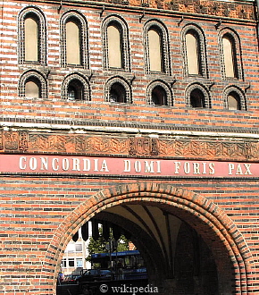 Inschrift am Holstentor in L�beck  -  CONCORDIA DOMI FORIS PAX    -  F�r eine gr��ere Darstellung auf das Bild klicken.